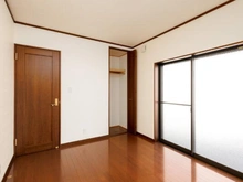 【大阪府/大阪市北区長柄東】大阪府大阪市北区長柄東3丁目 一戸建て 1階には洋室が1部屋設けられ、LDKや他の洋室から離れた落ち着いた空間で、仕事や趣味に集中できます。