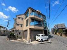 【大阪府/大阪市東淀川区大道南】大阪府大阪市東淀川区大道南2丁目 一戸建て 外観：2001年6月築のオール電化3階建戸建。大阪メトロ今里筋線「だいどう豊里」駅徒歩10分の立地です。