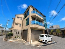 【大阪府/大阪市東淀川区大道南】大阪府大阪市東淀川区大道南2丁目 一戸建て シャッター付き駐車スペース有り(車種による)。前面道路幅員は約6mで車の出し入れもしやすそうです。