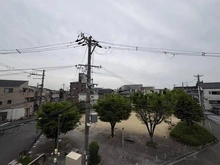 【大阪府/大阪市東淀川区大道南】大阪府大阪市東淀川区大道南2丁目 一戸建て 住戸からの眺望です。前面は公園のため開放感があり、陽当り・通風良好です。緑を感じることもできます。
