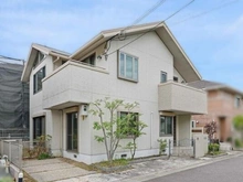 【兵庫県/宝塚市社町】兵庫県宝塚市社町 一戸建て 外観：前面道路は幅員約6mあり、お車の出入りがスムーズ。平坦な地勢のため、徒歩での移動もしやすいです。