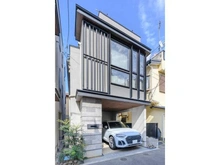 【東京都/文京区白山】東京都文京区白山4丁目 一戸建て アイアン調フェンス・木彫シート・石彫タイル・御影石などの、上質なマテリアルが採用された外装です。