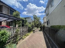 【東京都/国分寺市戸倉】東京都国分寺市戸倉4丁目 一戸建て 第一種低層住居専用地域内で、落ち着きのある暮らしが叶います。買い物施設や学校が徒歩圏内にあります。