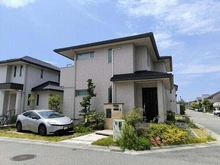 【兵庫県/芦屋市涼風町】兵庫県芦屋市涼風町 一戸建て 外観：2019年1月築、パナソニックホームズ施工。東・北・西の三方角地に佇む、軽量鉄骨造2階建て住宅。