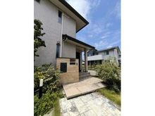 【兵庫県/芦屋市涼風町】兵庫県芦屋市涼風町 一戸建て 玄関アプローチには石畳が採用されています。ポール型のライトがあり、夜間は足元を照らしてくれます。