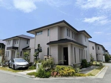 【兵庫県/芦屋市涼風町】兵庫県芦屋市涼風町 一戸建て 光熱費を一本にまとめられる太陽光発電システム搭載。LDKは南向きで、暖かな陽光が注ぐ空間です。