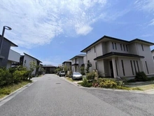 【兵庫県/芦屋市涼風町】兵庫県芦屋市涼風町 一戸建て キッチンは開放的なアイランドキッチン。約8帖のゆとりあるキッチンスペースが確保されています。