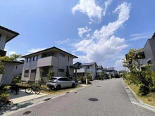 【兵庫県/芦屋市涼風町】兵庫県芦屋市涼風町 一戸建て 周辺は第一種低層住居専用地域内の住宅地。穏やかで落ち着いた暮らしが叶いそうなロケーションです。