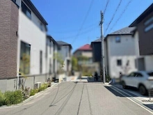 【大阪府/豊中市宮山町】大阪府豊中市宮山町3丁目 一戸建て 南側が約6.7m幅の公道に面しています。車1台分が駐車可能なカースペース有り(車種による)。