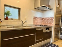 【東京都/荒川区西尾久】東京都荒川区西尾久7丁目 一戸建て キッチンは食洗機付きです。※家具・調度品は販売対象には含まれません。