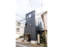 【東京都/文京区本駒込】東京都文京区本駒込4丁目 一戸建て 角地に佇む木造3階建の住まい。雨に濡れずに乗り降りができる車庫が1台分備わっています(車種による)。