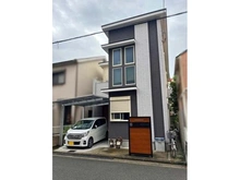 【大阪府/堺市堺区市之町東】大阪府堺市堺区市之町東6丁 一戸建て 2面バルコニー付きの住まい。外壁・外構共に綺麗な状態です。1台分のカースペースあり(車種制限あり)。