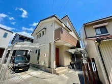【愛知県/名古屋市中村区烏森町】愛知県名古屋市中村区烏森町8丁目 一戸建て 外観：駐車2台可能(車種による)。近鉄名古屋線「烏森」駅徒歩6分他、複数路線利用できる便利な立地です。