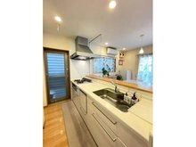 【愛知県/名古屋市中村区烏森町】愛知県名古屋市中村区烏森町8丁目 一戸建て ※販売対象に家具・調度品は含まれません。家事の時短が叶う食器洗乾燥機搭載のシステムキッチンです。