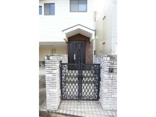 【愛知県/名古屋市千種区丸山町】愛知県名古屋市千種区丸山町3丁目 一戸建て ゆったりとした玄関アプローチ。防犯面に配慮されたＴＶモニタ付きインターホンが設置されています。