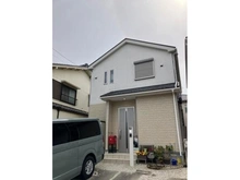 【愛知県/名古屋市西区平中町】愛知県名古屋市西区平中町 一戸建て ナチュラルであたたかみのあるカラーの外観が採用されています。開口部が多く、陽当り・通風良好です。