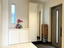 【愛知県/名古屋市中村区横井】愛知県名古屋市中村区横井1丁目 一戸建て 明るく、解放感ある大型の玄関ホール。（家具・調度品は販売対象には含まれません。）