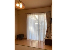 【神奈川県/横浜市磯子区岡村】神奈川県横浜市磯子区岡村7丁目 一戸建て リビングに隣接した約5.2帖の和室です。