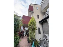 【京都府/京都市東山区大和大路通五条下る東入】京都府京都市東山区大和大路通五条下る東入石垣町東側 一戸建て 外観：京阪本線「清水五条」駅徒歩5分。2008年5月築、木造3階建の住まい。駐車2台可(車種による)。