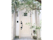 【京都府/京都市西京区桂坤町】京都府京都市西京区桂坤町 一戸建て 玄関にはオリーブの植栽を配し、玄関扉まわりを華やかに演出しています。