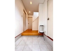 【京都府/京都市西京区桂坤町】京都府京都市西京区桂坤町 一戸建て 土間はタイル仕様、お手入れしやすく高級感のある空間です。家具・調度品は販売対象には含まれません。