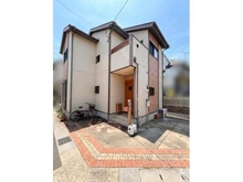 【京都府/京都市西京区大枝東長町】京都府京都市西京区大枝東長町 一戸建て 小屋裏収納や2面バルコニーなど、暮らしにゆとりをもたらす設計が魅力。北東角地につき採光も良好です。