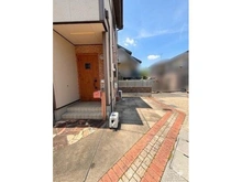 【京都府/京都市西京区大枝東長町】京都府京都市西京区大枝東長町 一戸建て 2台駐車可(サイズ現地確認要)。前面道路の幅員は北・東側とも約6mあり、車の出入庫がスムーズです。