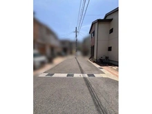【京都府/京都市西京区大枝東長町】京都府京都市西京区大枝東長町 一戸建て スーパーやコンビニが徒歩5分圏内に揃い、日常の買い物を身近なエリアで済ませることができます。
