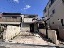 【兵庫県/尼崎市北竹谷町】兵庫県尼崎市北竹谷町2丁目 一戸建て 外観：敷地約32.57坪(107.69平米)。2台分の駐車スペースが備わる2階建住宅です(車種による)。