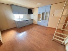 【兵庫県/尼崎市北竹谷町】兵庫県尼崎市北竹谷町2丁目 一戸建て 2階・約11帖のLDK。キッチン横に収納力のある壁面棚が備わっています。納戸へアクセス可能です。