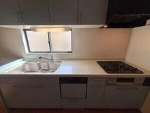 【兵庫県/尼崎市北竹谷町】兵庫県尼崎市北竹谷町2丁目 一戸建て 上下に収納が備わる壁付けキッチン。食器洗乾燥機や3口コンロ搭載で、快適に家事が行えます。換気窓有。