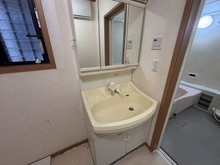 【兵庫県/尼崎市北竹谷町】兵庫県尼崎市北竹谷町2丁目 一戸建て 洗面所は玄関から近く、帰宅後の手洗い動線がスムーズ。3面鏡付きの洗面化粧台が設けられています。