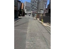 【兵庫県/尼崎市立花町】兵庫県尼崎市立花町1丁目 一戸建て 前面道路は幅員約6m。車同士のすれ違いがスムーズに行える道幅です。アスファルト舗装されています。