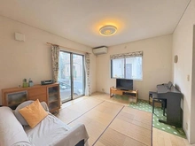 【埼玉県/さいたま市緑区大字大門】さいたま市緑区大字大門 中古一戸建て 明るくナチュラルな雰囲気のリビング、白い壁と天井が空間を広く見せています。