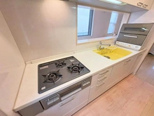 【埼玉県/さいたま市緑区大字大門】さいたま市緑区大字大門 中古一戸建て 清潔感のあるシステムキッチンで、白を基調とした明るいデザイン。カウンターキッチンです。