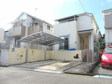 【千葉県/松戸市常盤平西窪町】松戸市常盤平西窪町 中古一戸建て 外観：ゆったり駐車スペース2台可（車種制限有）