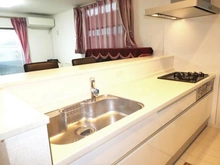 【千葉県/松戸市常盤平西窪町】松戸市常盤平西窪町 中古一戸建て リビングとの会話が弾む対面式キッチンです