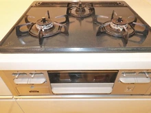 【千葉県/松戸市常盤平西窪町】松戸市常盤平西窪町 中古一戸建て システムキッチン3口コンロ（グリル付）。お料理の幅が広がります