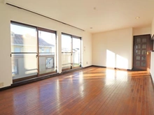 【千葉県/松戸市下矢切】松戸市下矢切 中古一戸建て 2階のリビング(メイン使用)は窓が大きく採られ、採光に配慮　2025年11月クロス張替