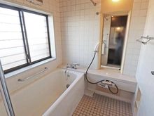 【千葉県/松戸市下矢切】松戸市下矢切 中古一戸建て 2階の浴室　窓が大きい明るい浴室です