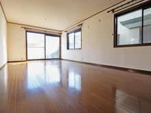 【千葉県/松戸市横須賀】松戸市横須賀1丁目 中古一戸建て 約15.3帖のリビングダイニングは明るい2面採光です