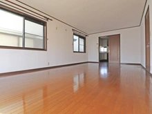 【千葉県/松戸市横須賀】松戸市横須賀1丁目 中古一戸建て 約15.3帖のリビングダイニングは明るい2面採光です