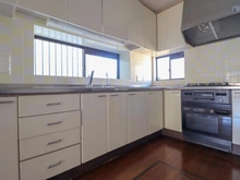 【千葉県/松戸市横須賀】松戸市横須賀1丁目 中古一戸建て 独立した約5帖のキッチンスペースも明るい窓付きです