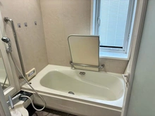 【千葉県/松戸市東平賀】松戸市東平賀 中古一戸建て 寛ぎのひと時を過ごす浴室。一日の疲れを癒してくれる空間です。窓があるため、換気もしっかりできます。
