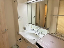 【千葉県/松戸市東平賀】松戸市東平賀 中古一戸建て 三面鏡付洗面化粧台。タオルや洗剤のストックに便利なリネン庫があります。