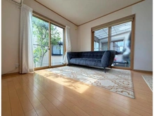 【千葉県/柏市豊四季】柏市豊四季 中古一戸建て ライト色のフローリングで、明るい雰囲気です。窓も多くたっぷりの採光を取れます。