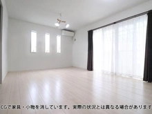 【千葉県/松戸市新松戸】松戸市新松戸7丁目 中古一戸建て 心地よい開放感を楽しめる2面採光の明るいリビングダイニング（既存の家具小物を消すCG処理済）