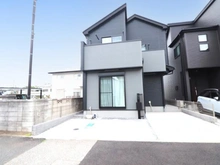 【千葉県/流山市加】流山市加2丁目 中古一戸建て 外観：2026年2月建築　駐車スペース2台分あり（車種による）