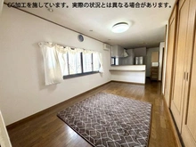 【東京都/町田市本町田】町田市本町田 中古一戸建て 1階リビング。キッチンはコミュニケーションがスムーズに取れる対面式です。
