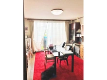 【神奈川県/横浜市南区永田東】横浜市南区永田東1丁目 中古一戸建て 14.5帖のリビングは大きな窓からあたたかな光がたっぷりと降り注ぎ、ご家族でゆったりとくつろげます